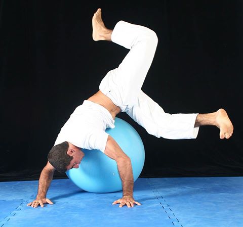 Humberto Silveira using a swiss ball