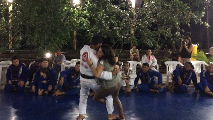 Yvone Duarte showing self defence techniques