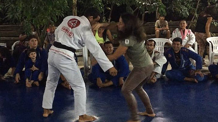 Yvone showing self defence techniques