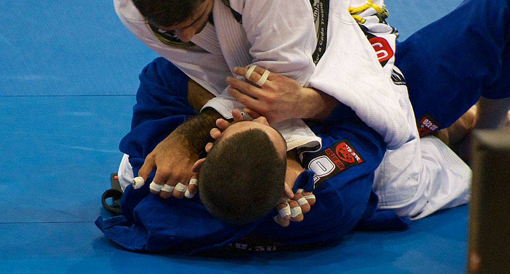 https://www.bjjheroes.com/wp-content/uploads/2016/11/Cross-Choke.jpg